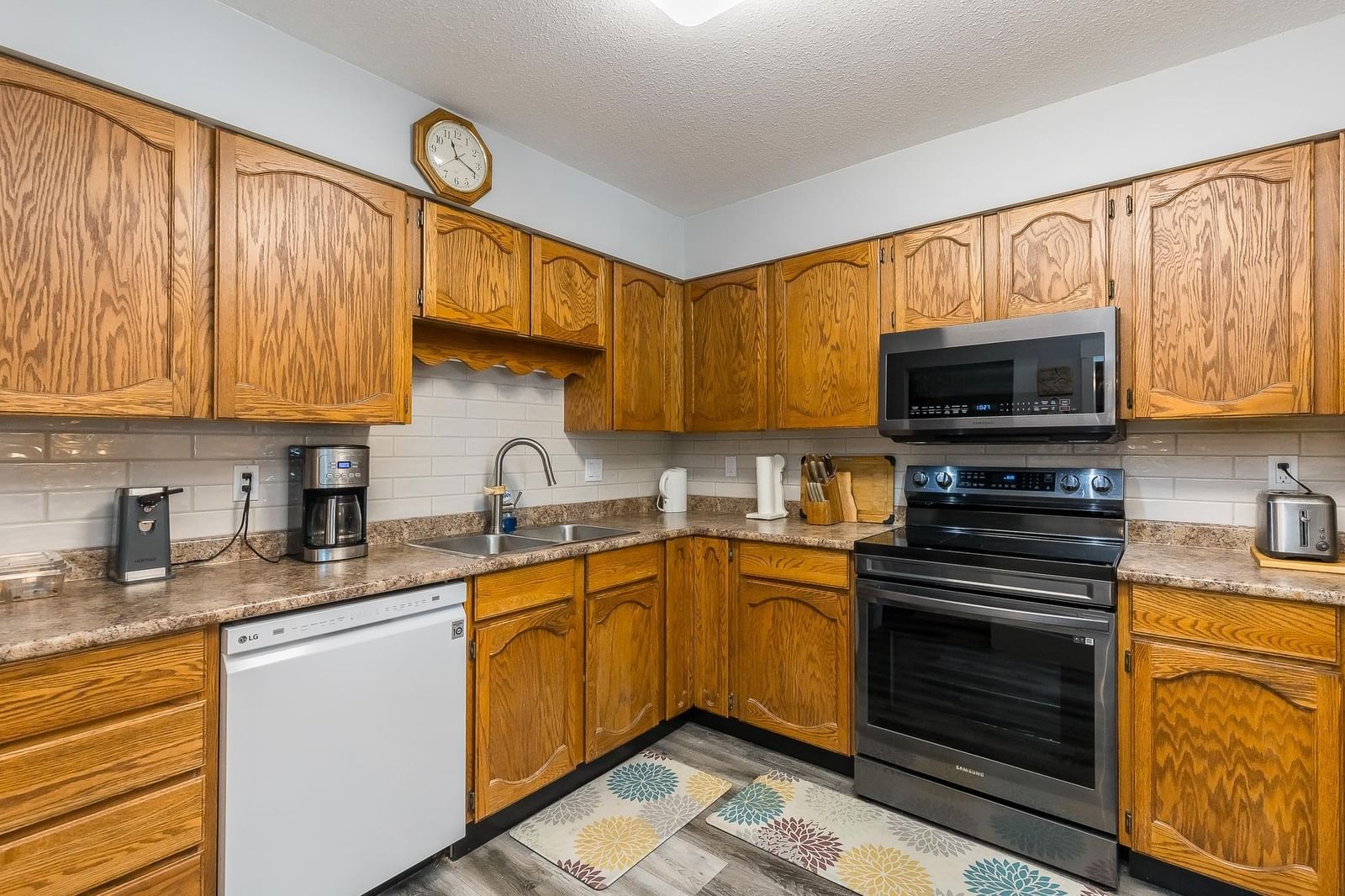 Listing Image 11