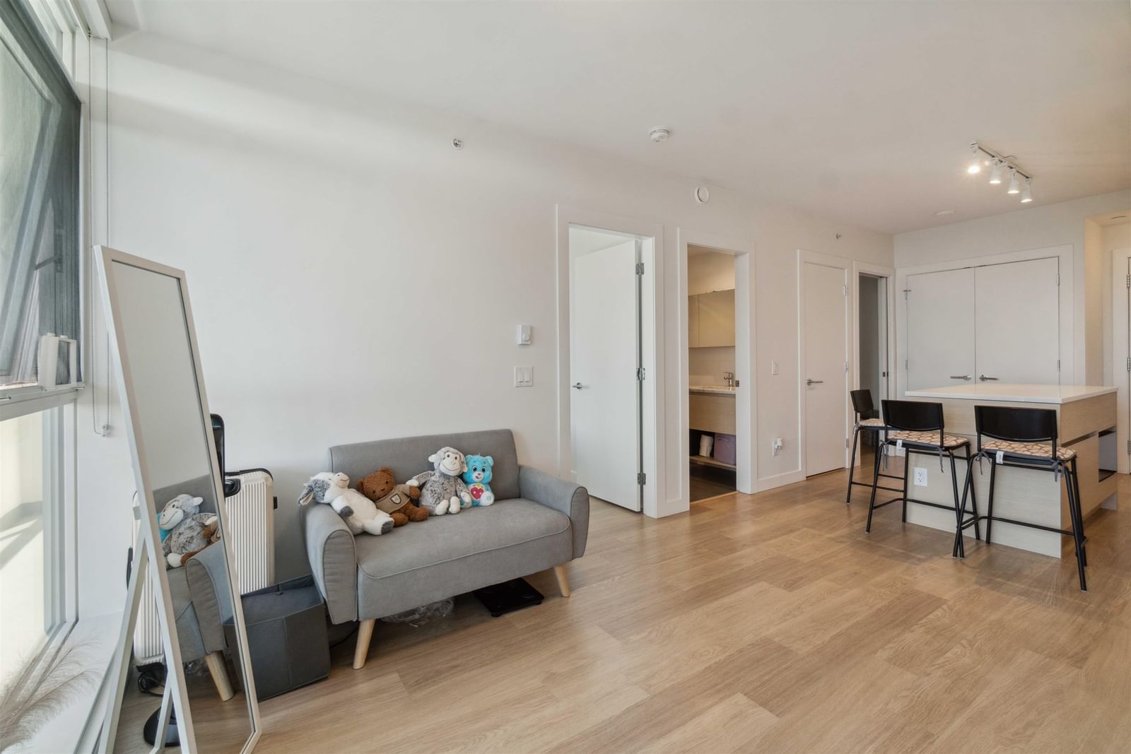 Listing Image 16