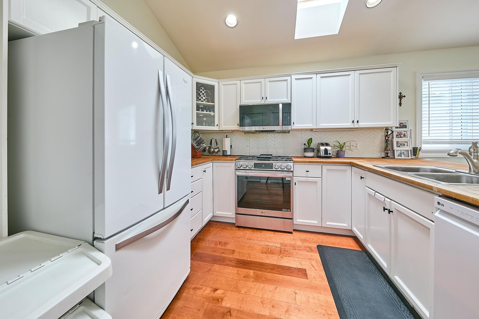 Listing Image 8