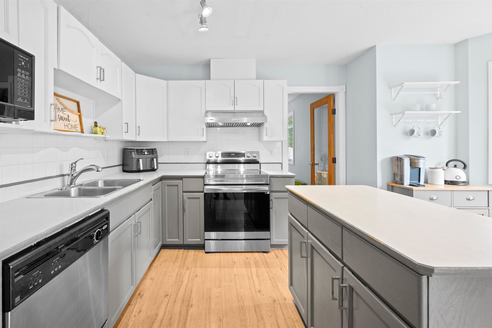Listing Image 10