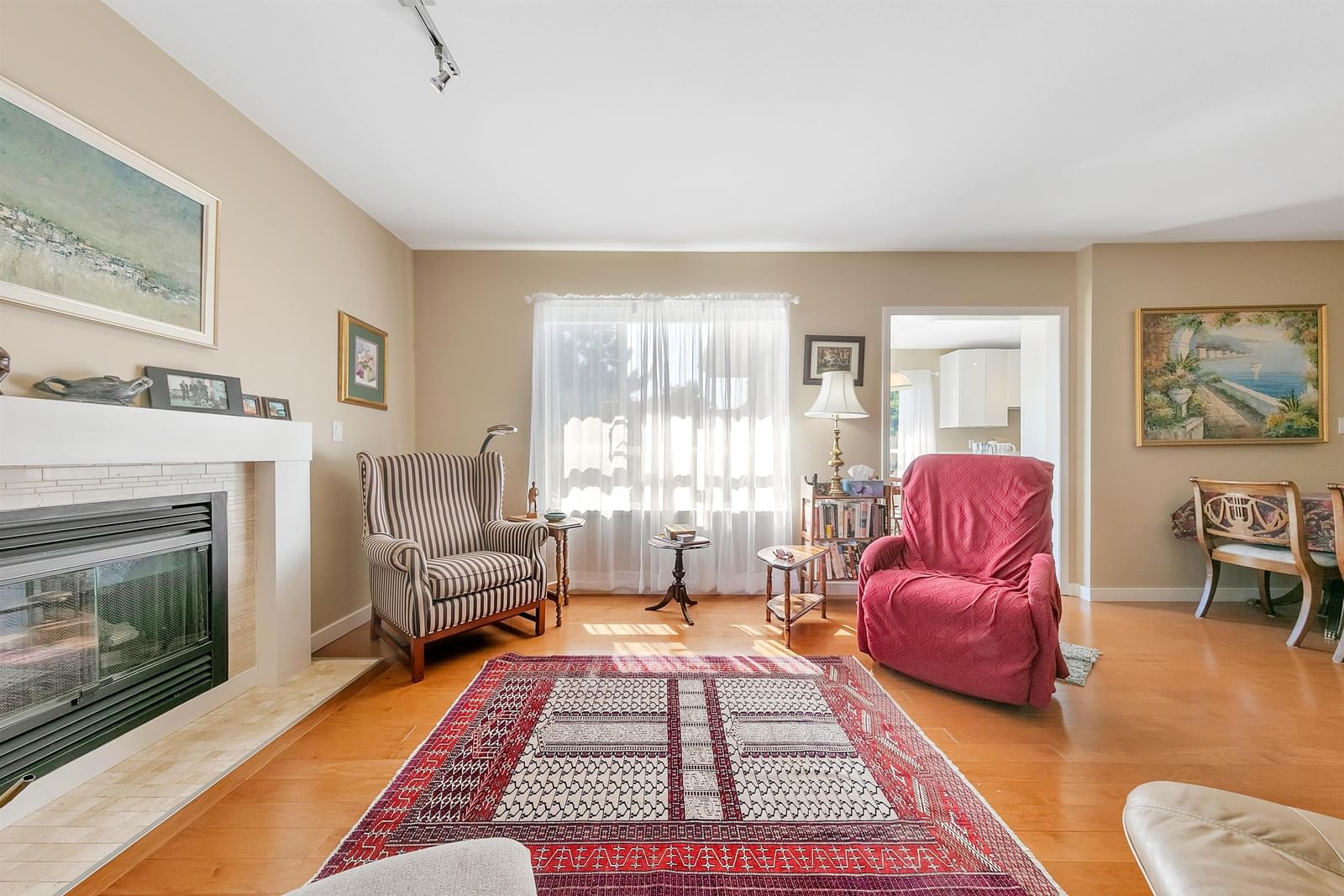 Listing Image 4