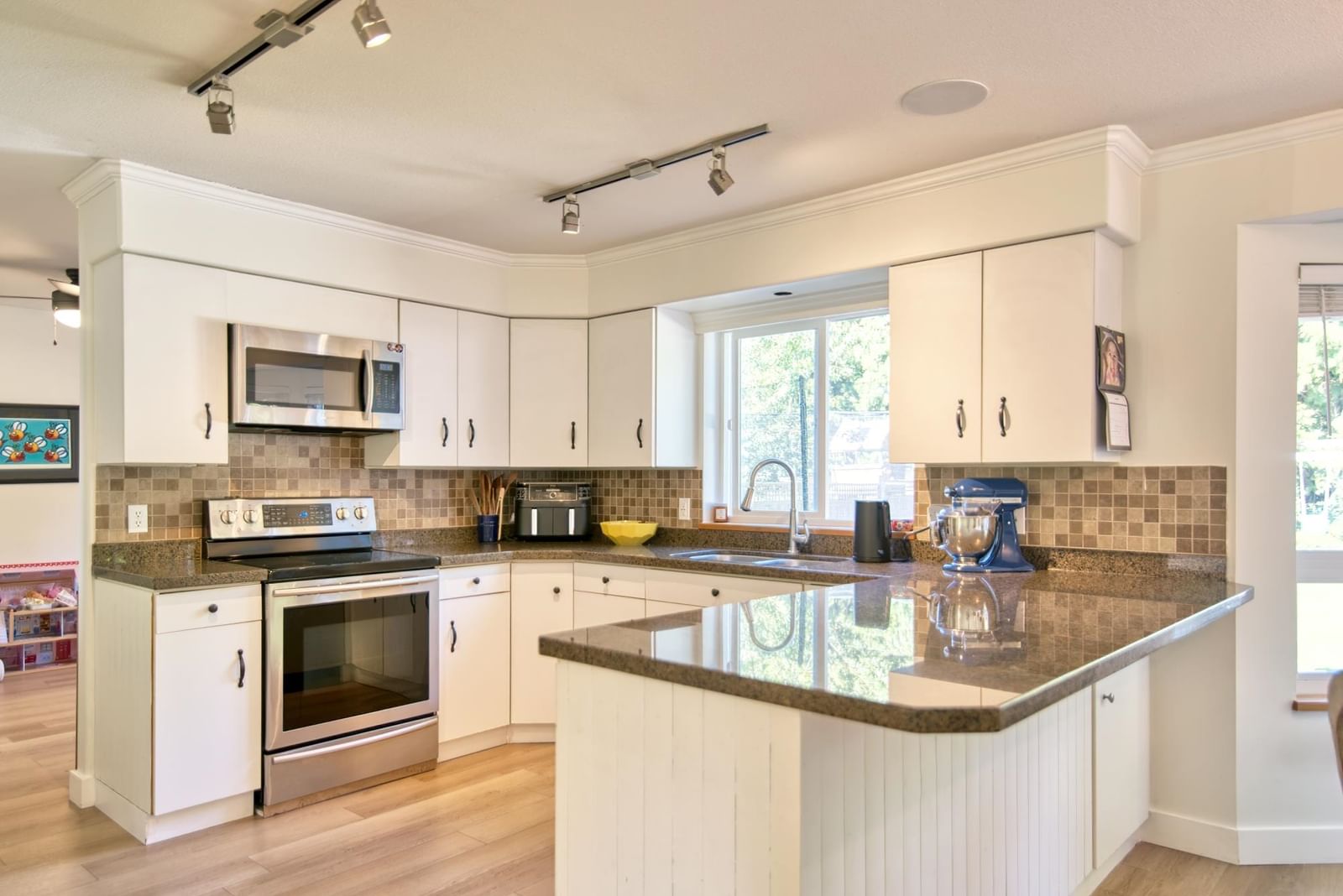Listing Image 19