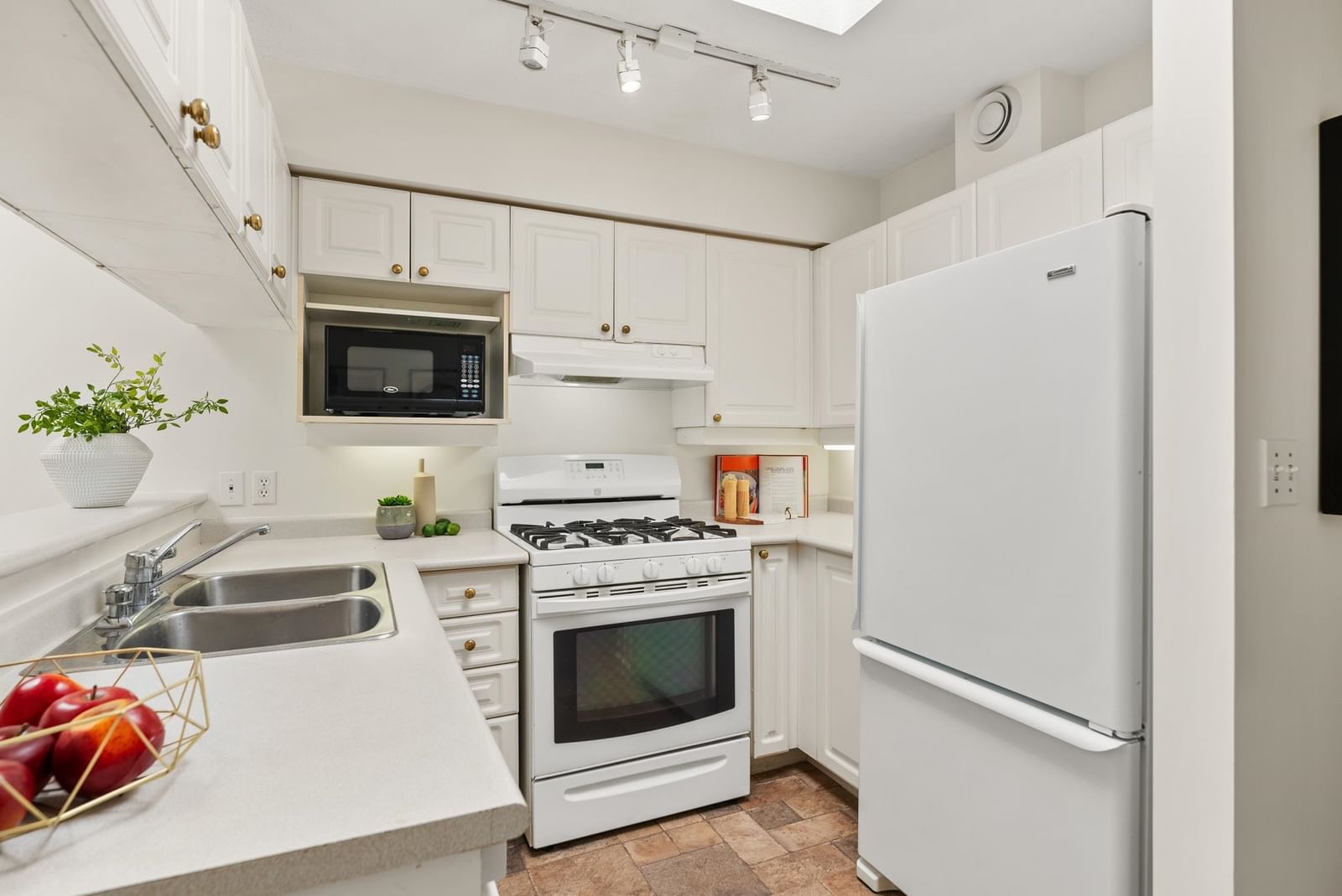 Listing Image 19