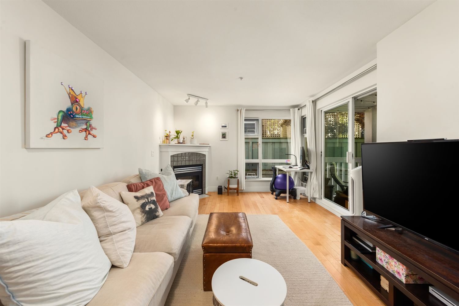 Listing Image 4