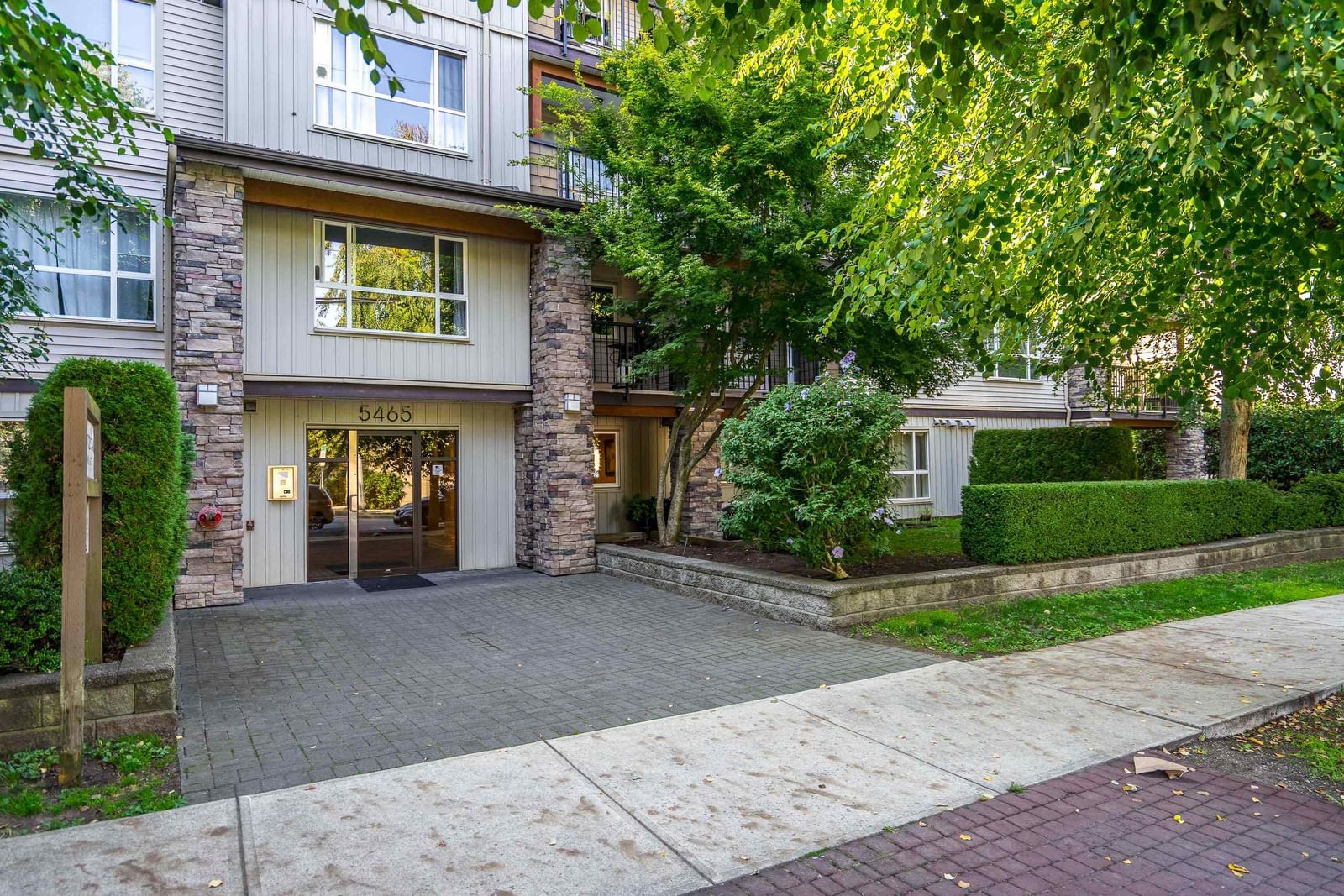 Listing Image 4