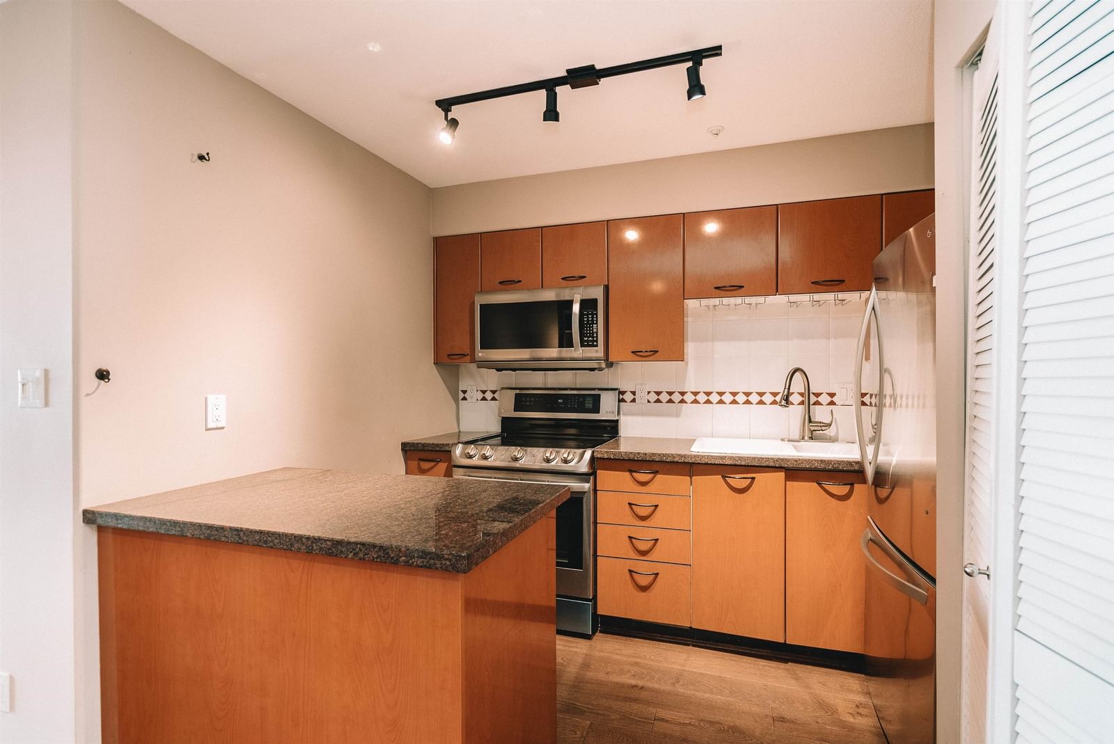 Listing Image 18