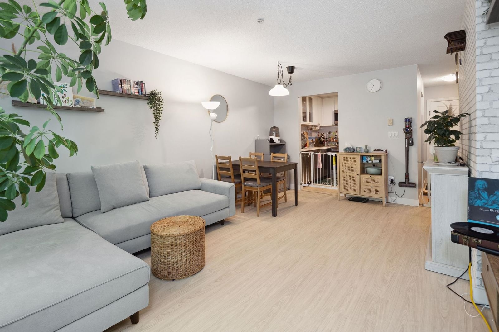 Listing Image 5