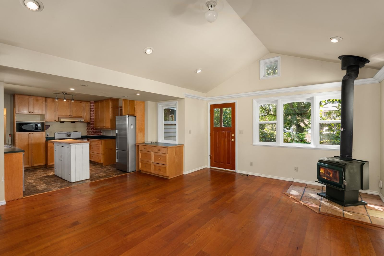 Listing Image 6