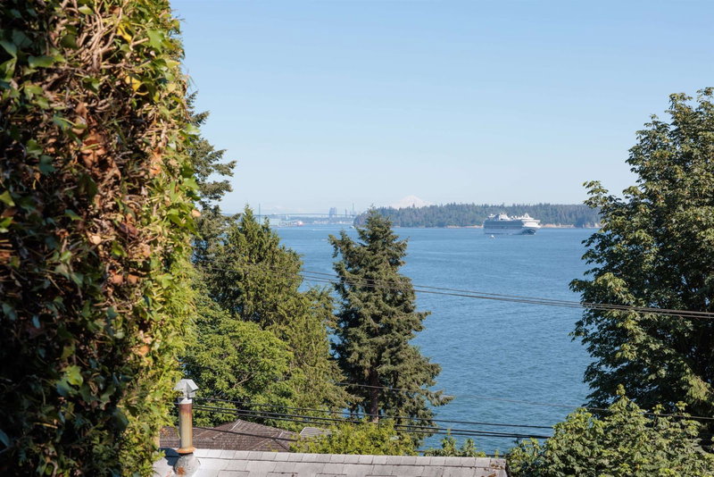 3575 Sunset Lane, West Vancouver, V7V 0A9 | Image 2