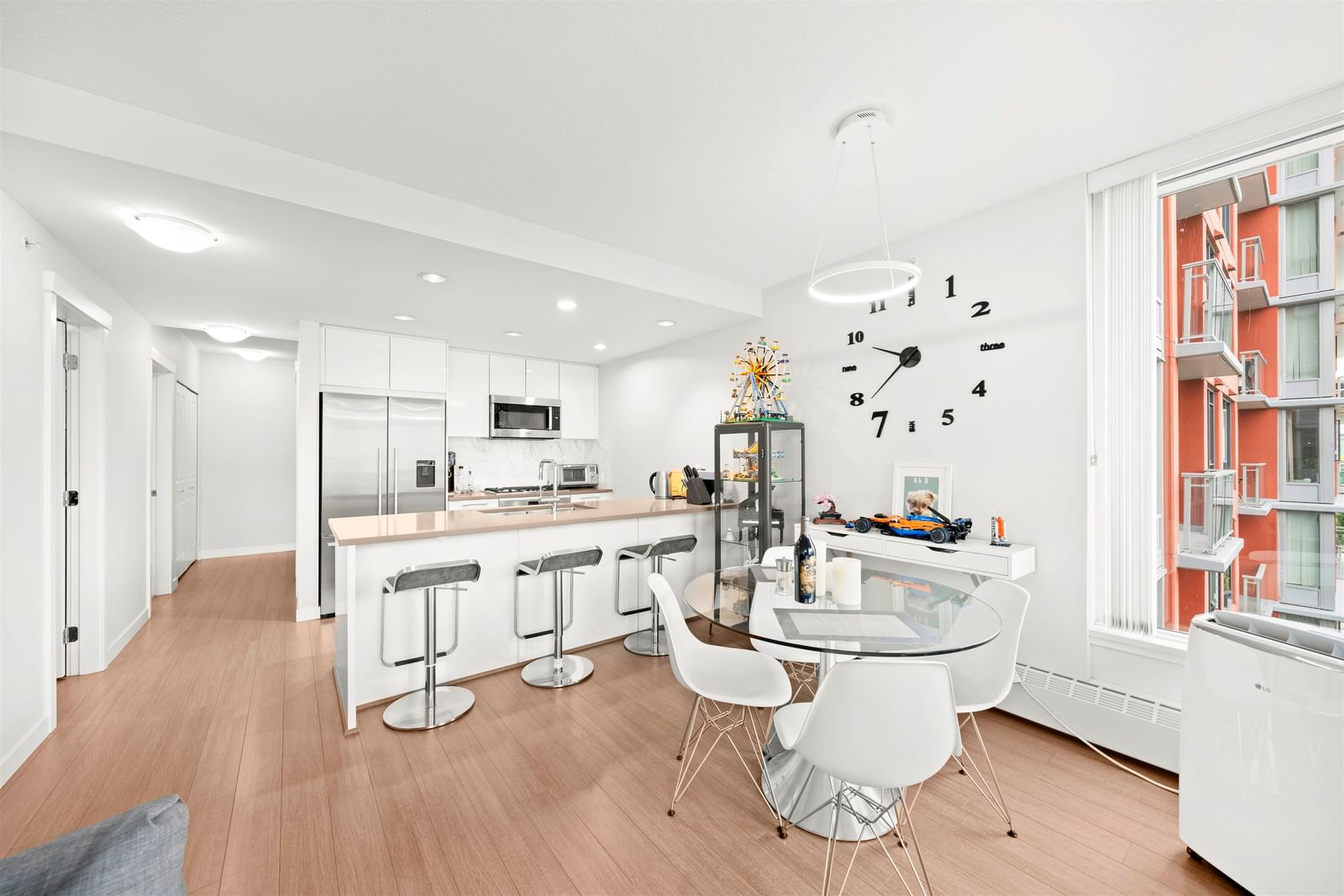 Listing Image 4