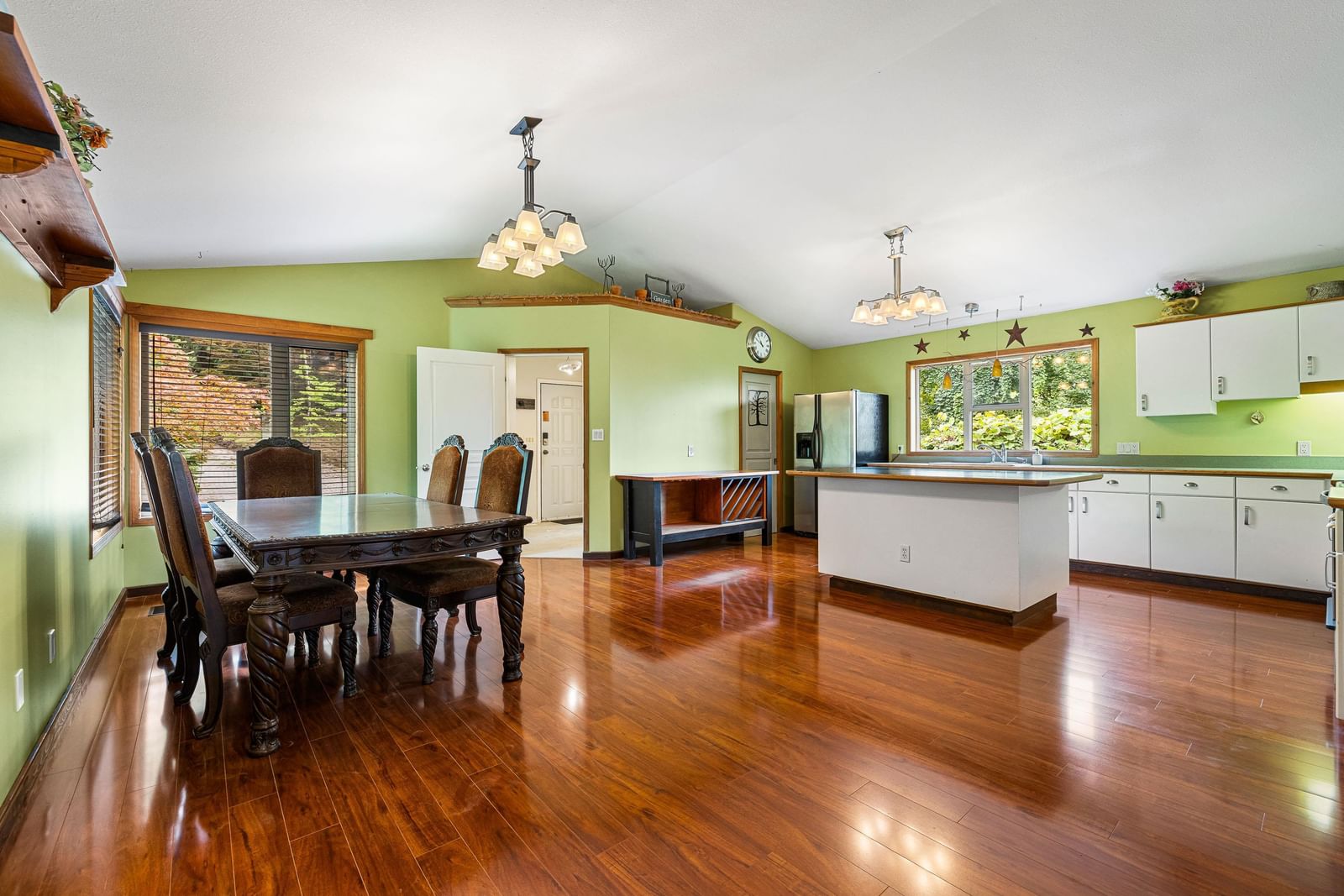 Listing Image 4