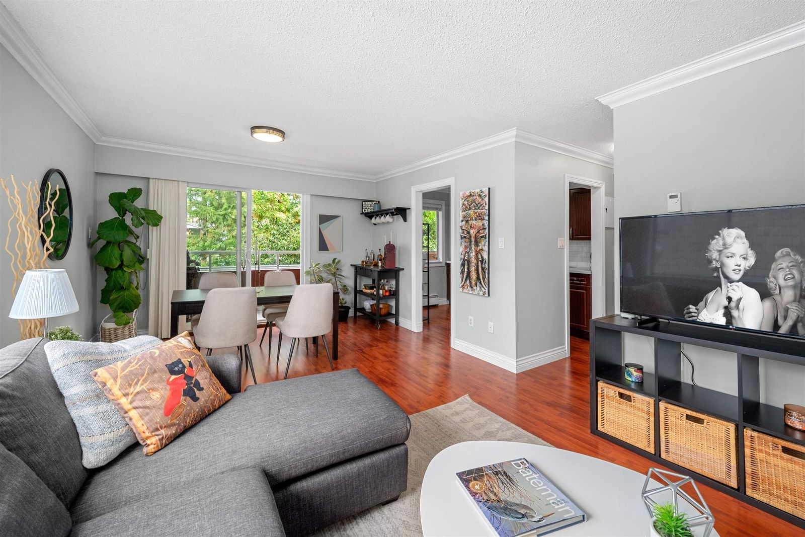 Listing Image 4
