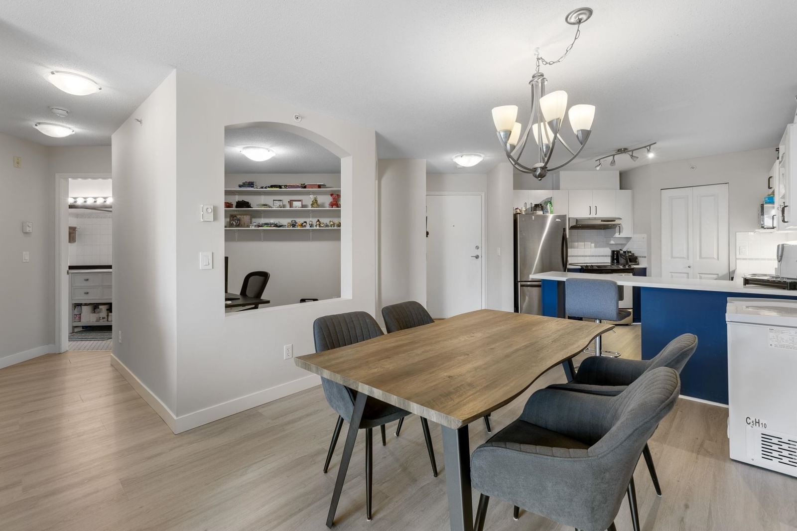 Listing Image 12