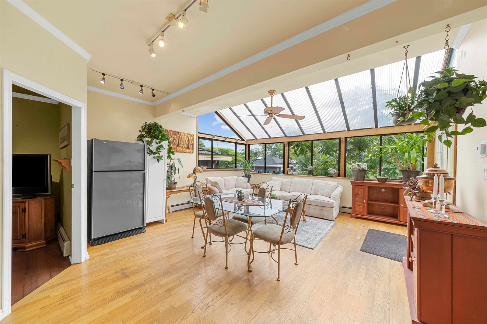 Listing Image 10
