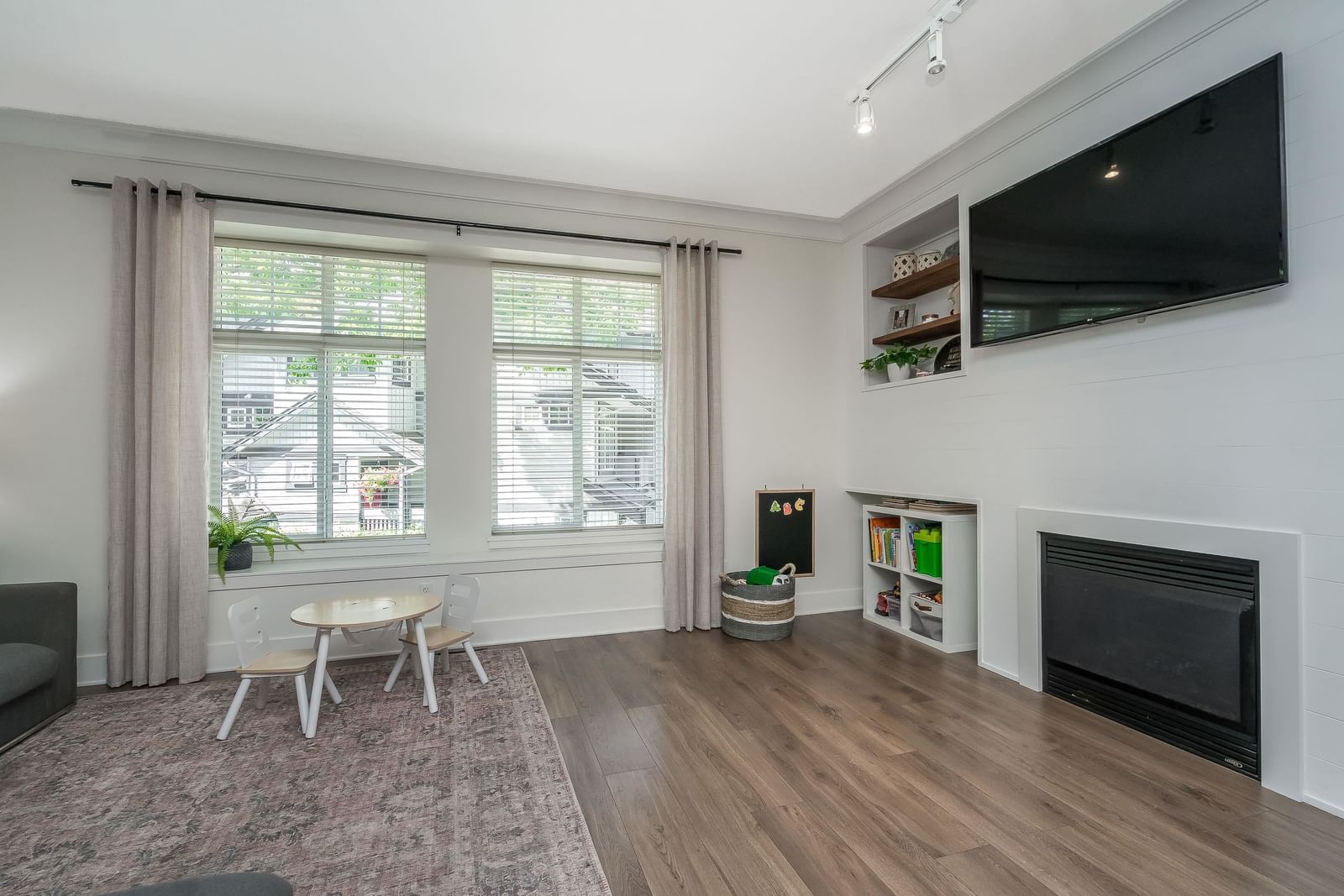Listing Image 4