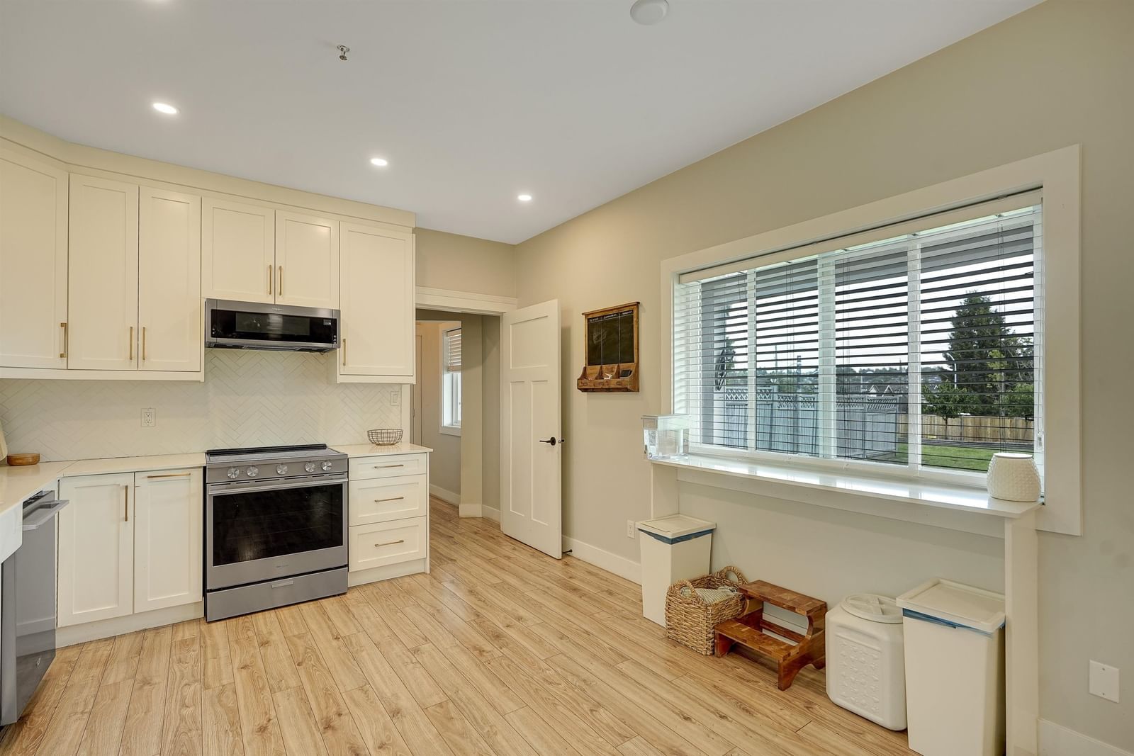 Listing Image 16