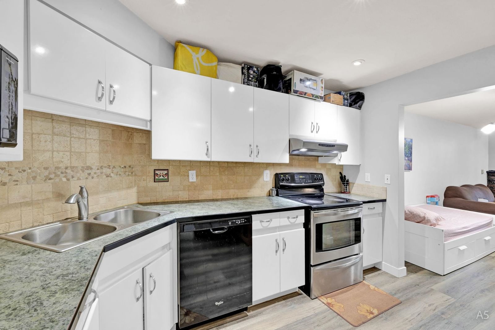 Listing Image 12