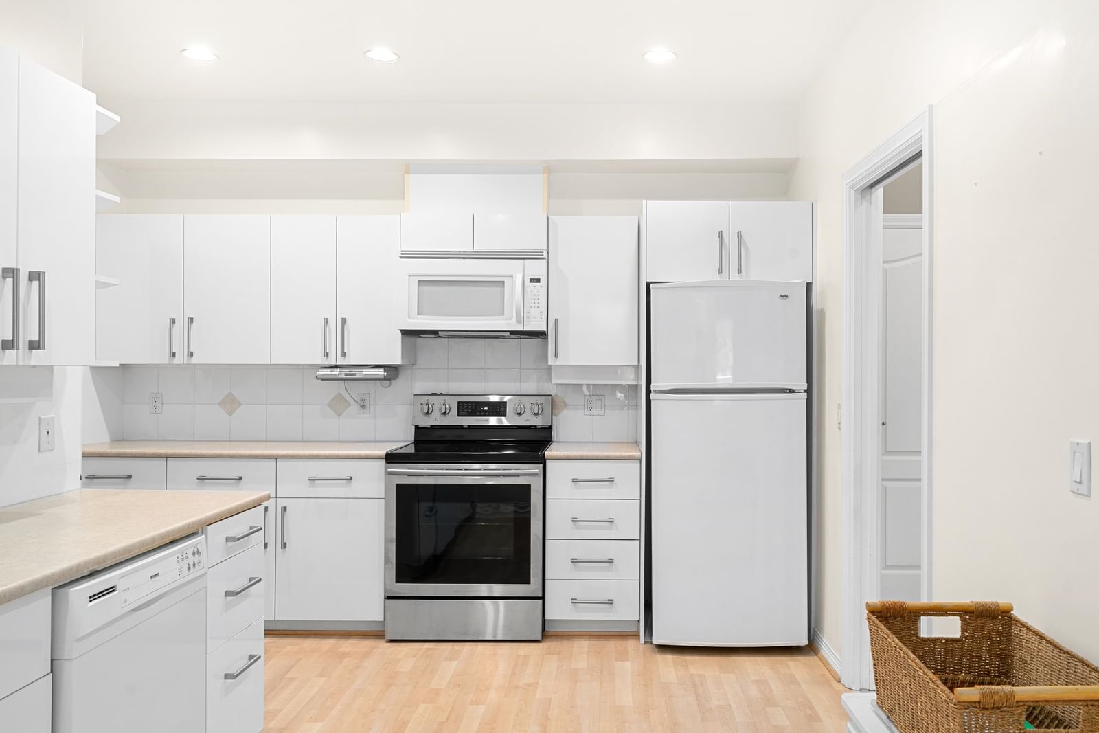 Listing Image 12
