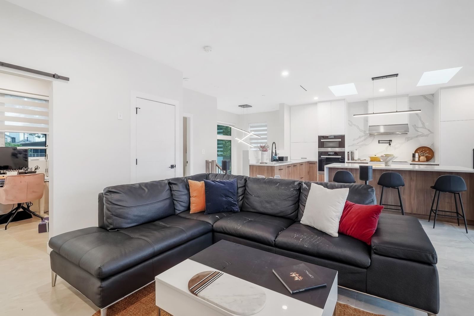 Listing Image 12