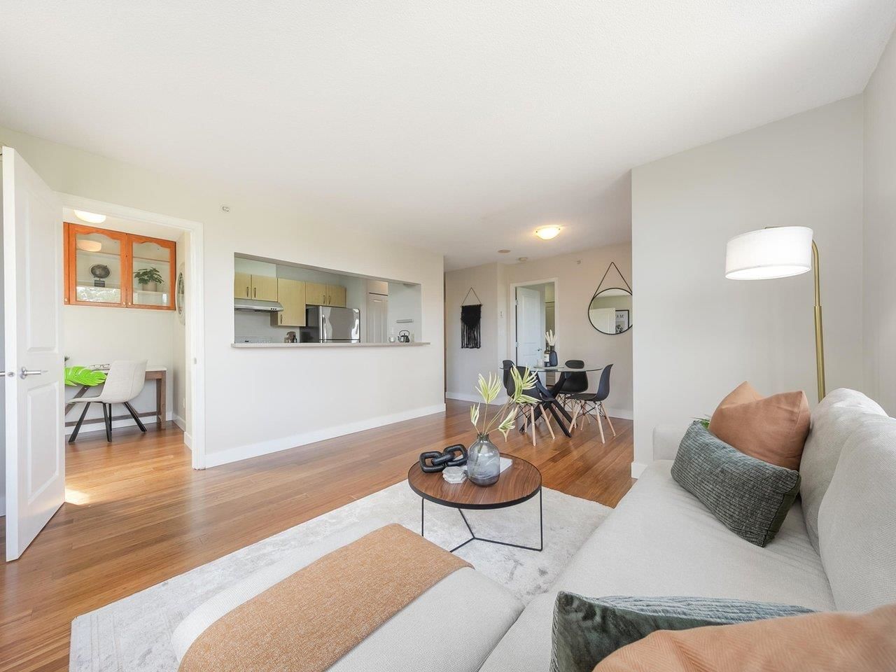 Listing Image 6