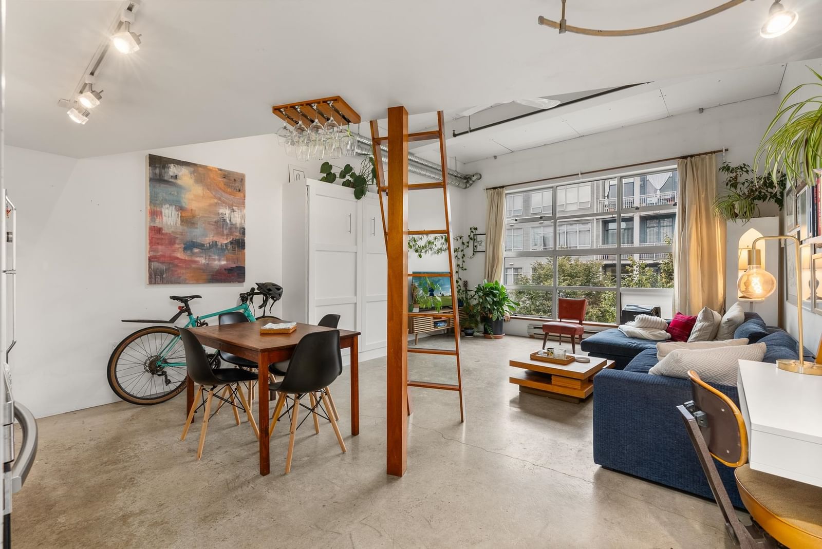 Listing Image 10