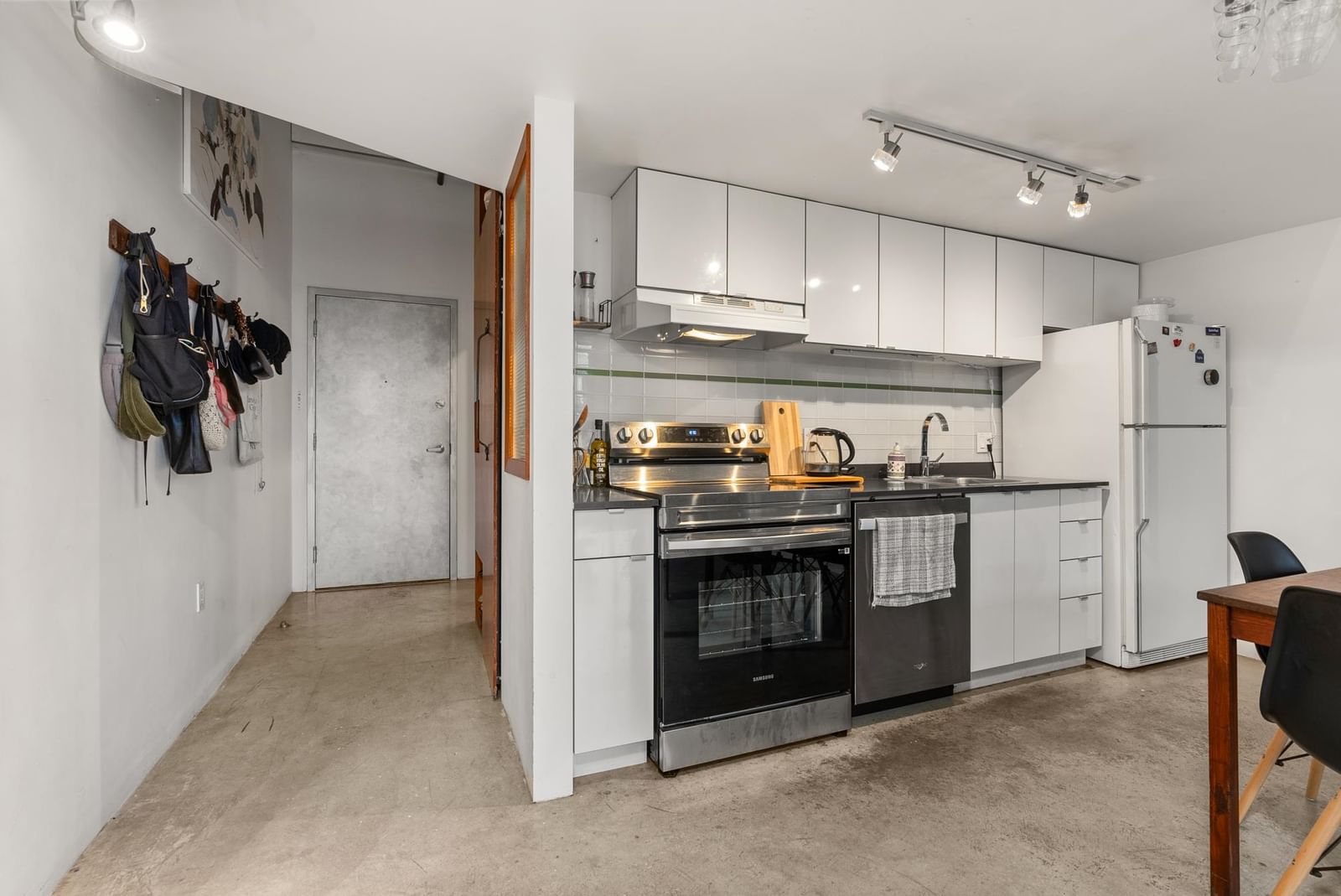 Listing Image 14