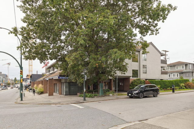 206 - 1977 Stephens Street