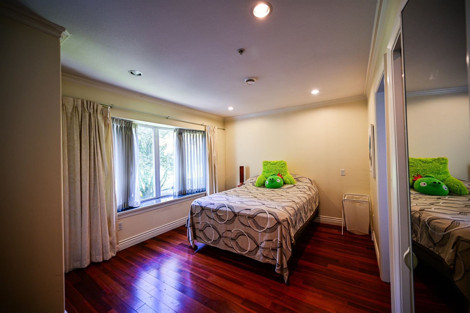 Listing Image 5