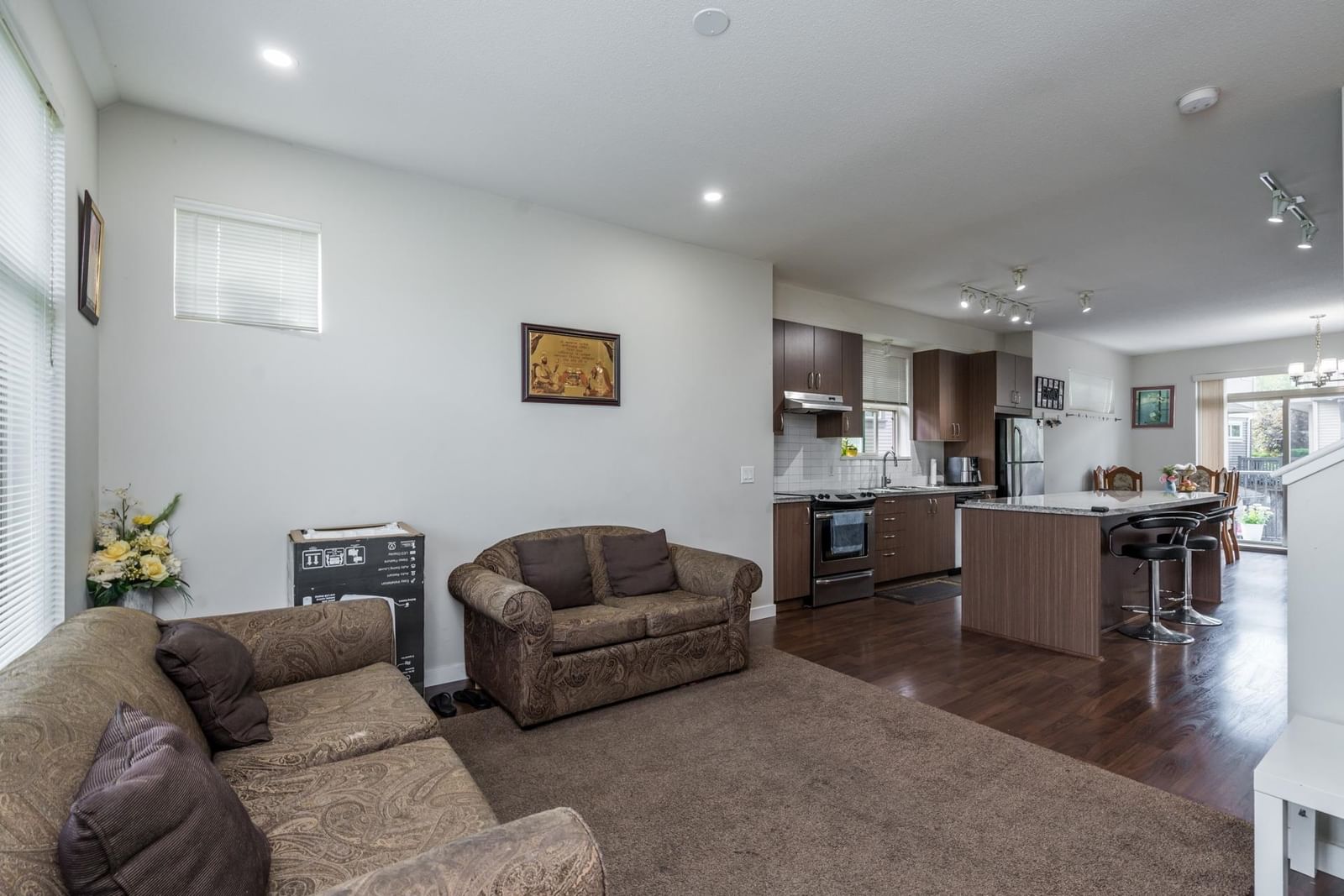 Listing Image 4