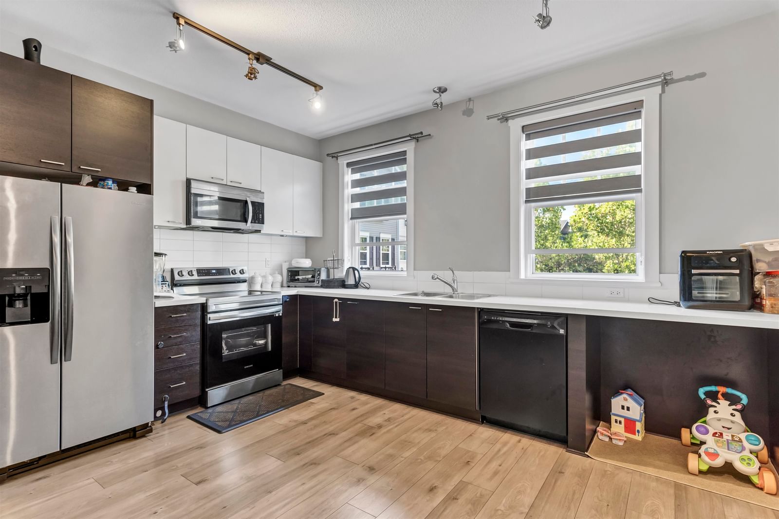 Listing Image 12