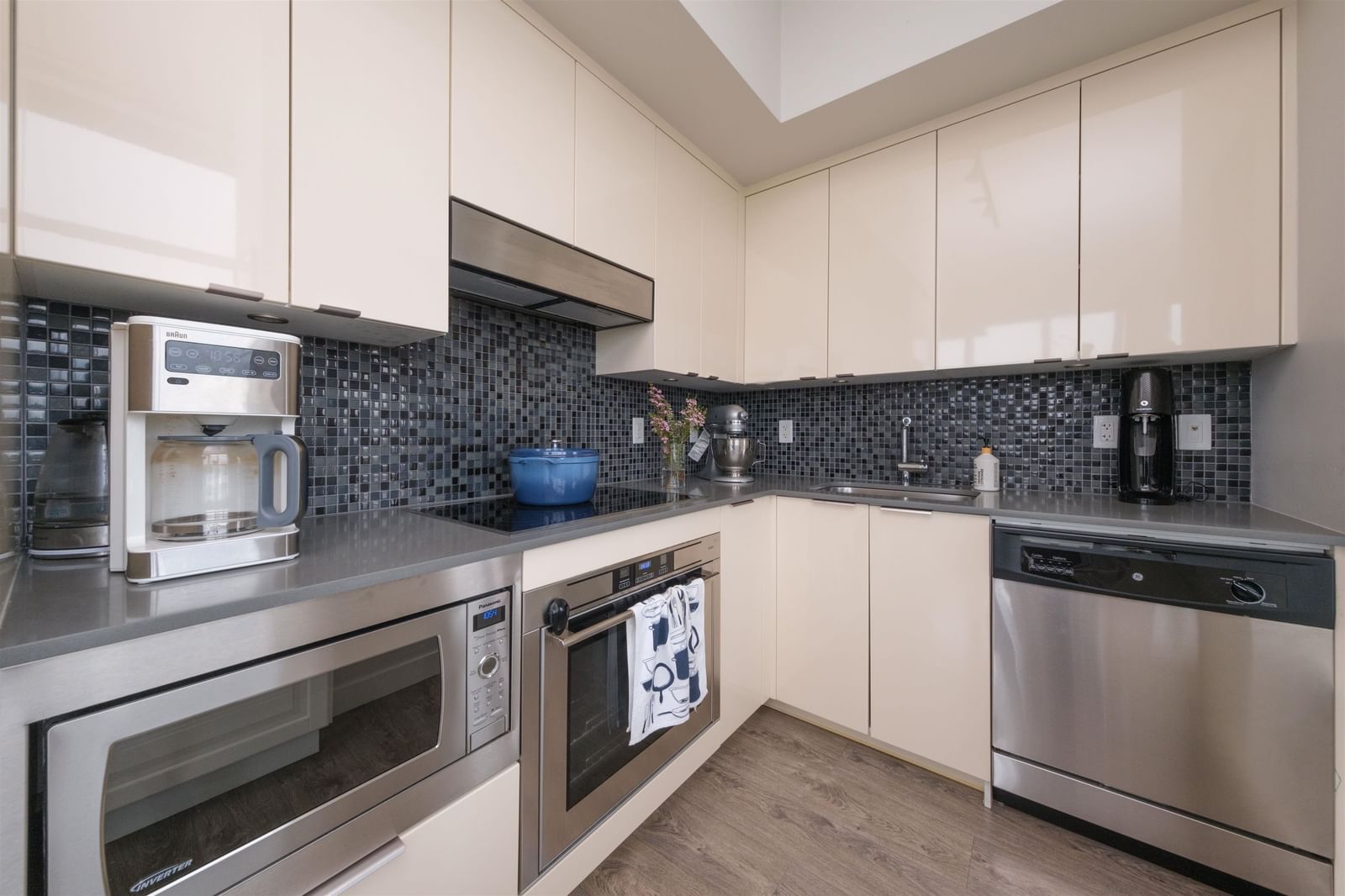 Listing Image 12