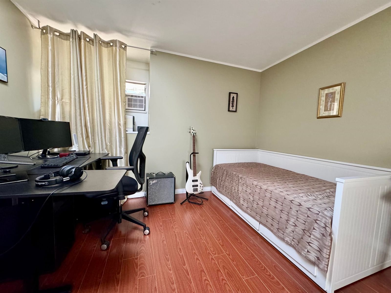 Listing Image 12