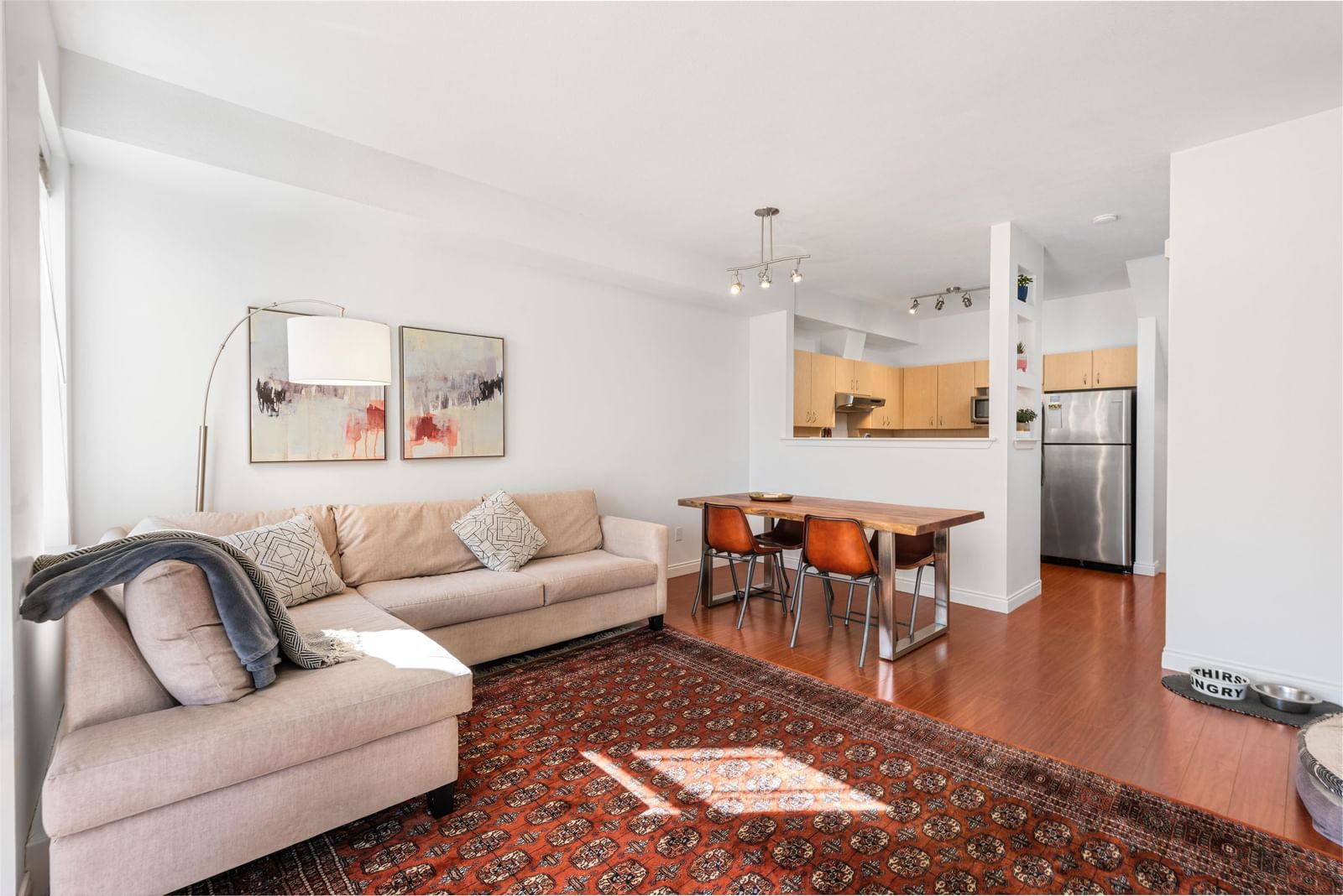 Listing Image 4