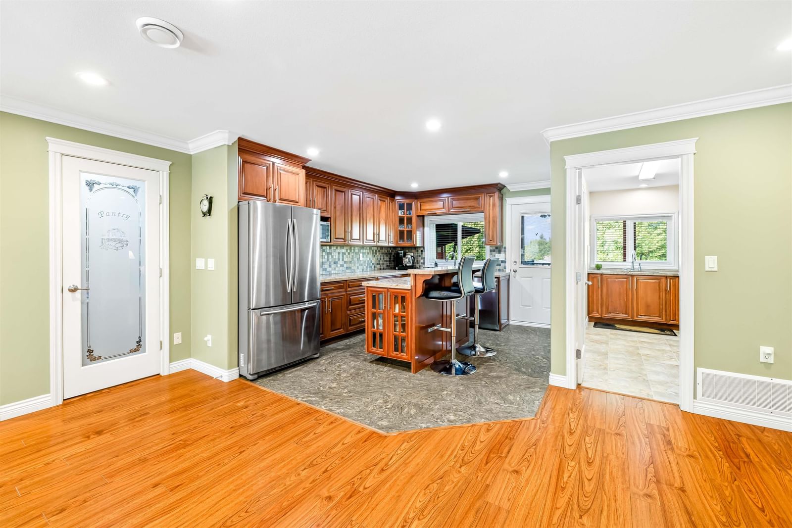 Listing Image 6