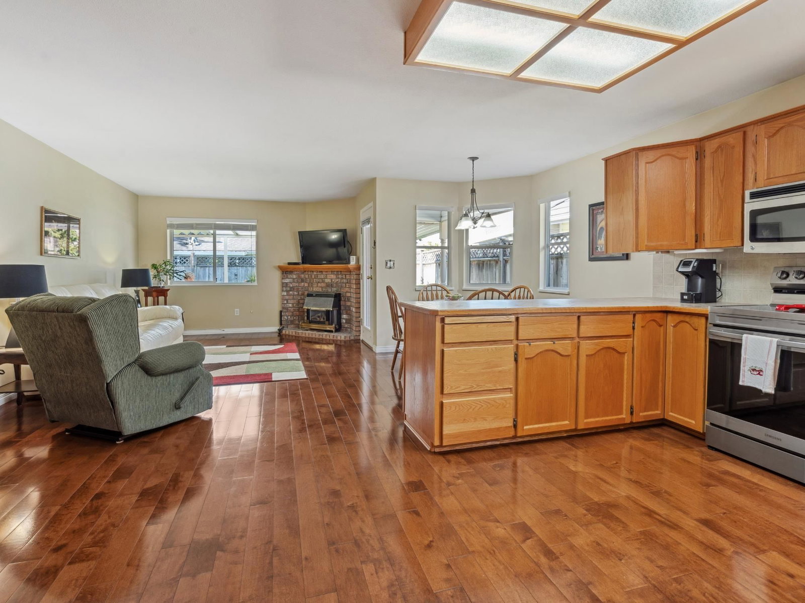 Listing Image 4