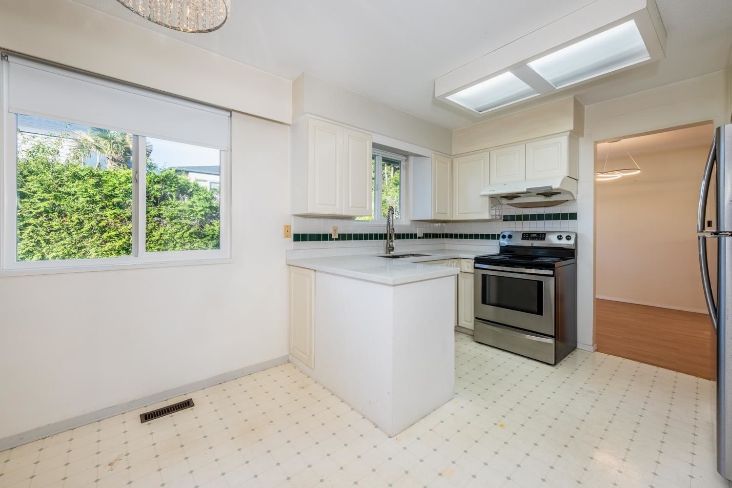 Listing Image 11