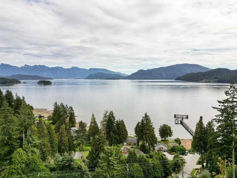 1833 North Road, Gibsons, British Columbia (MLS R2933241)