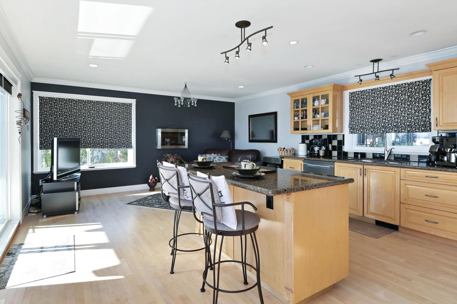 Listing Image 10