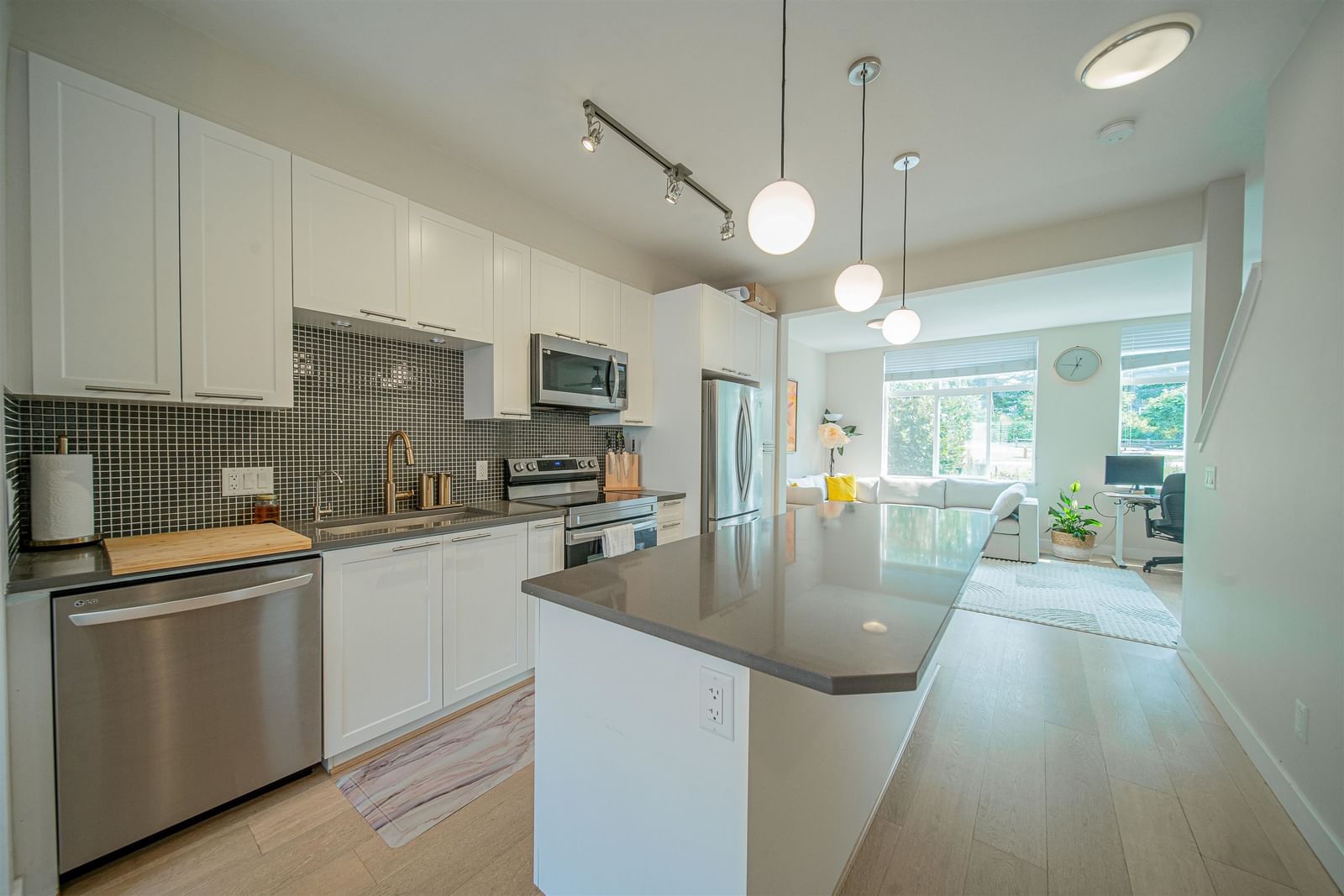 Listing Image 9