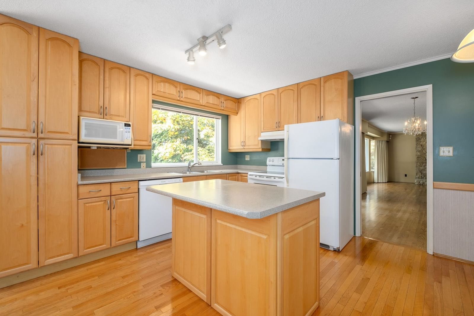 Listing Image 12