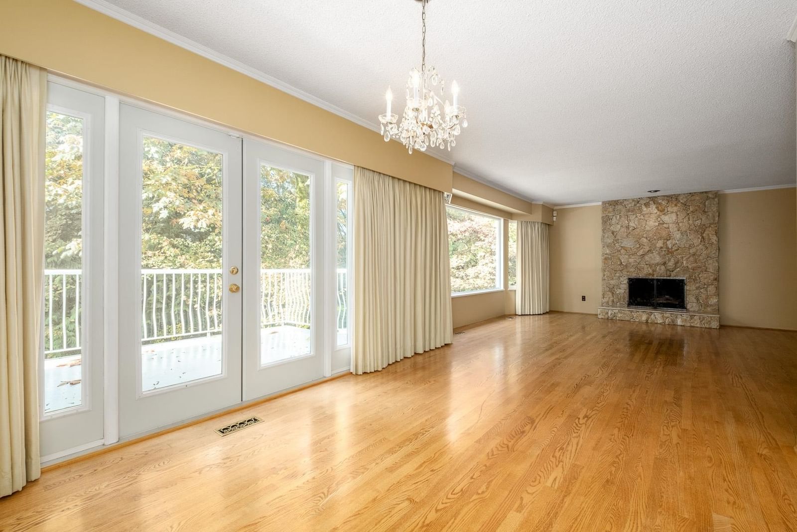 Listing Image 4