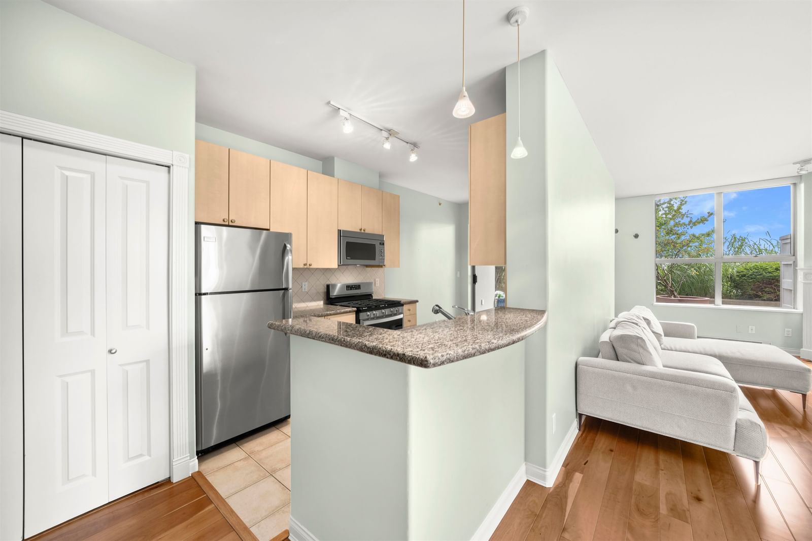 Listing Image 5