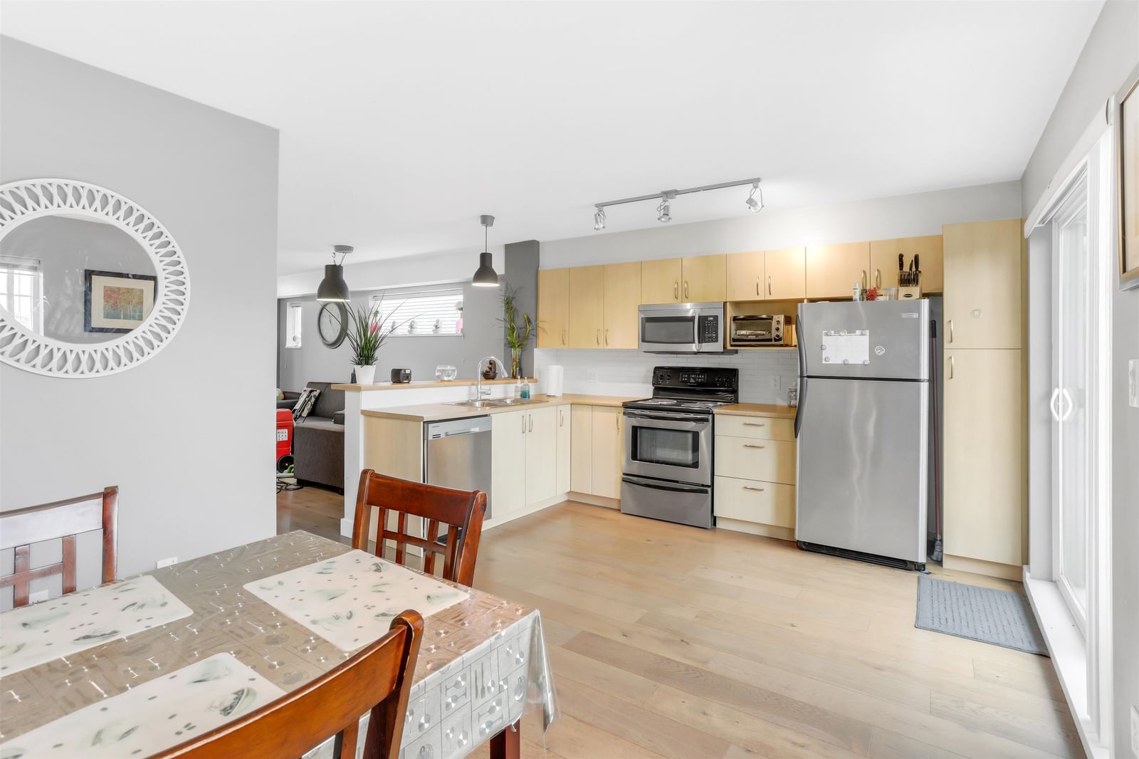 Listing Image 10