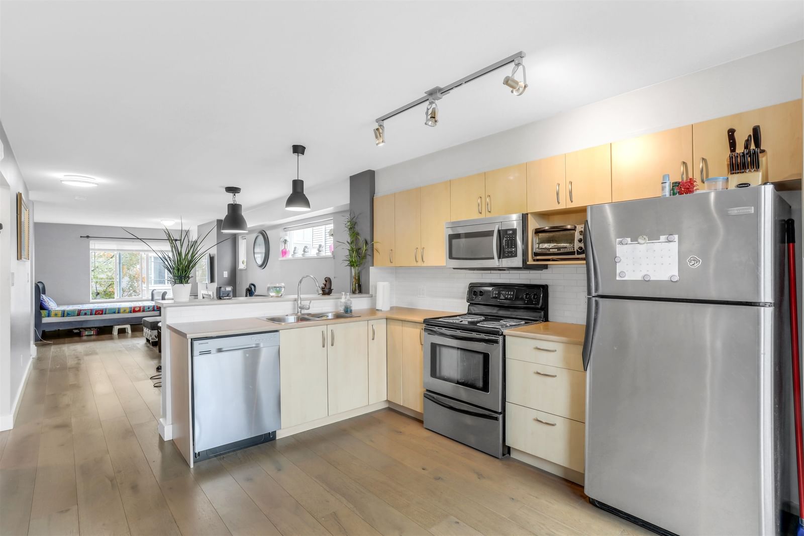 Listing Image 11