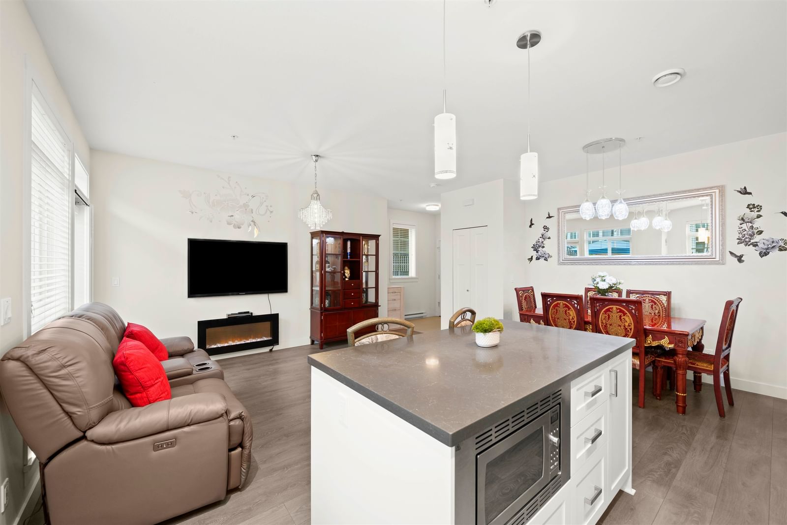 Listing Image 8