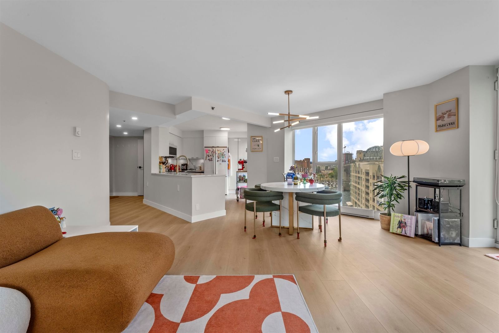 Listing Image 12