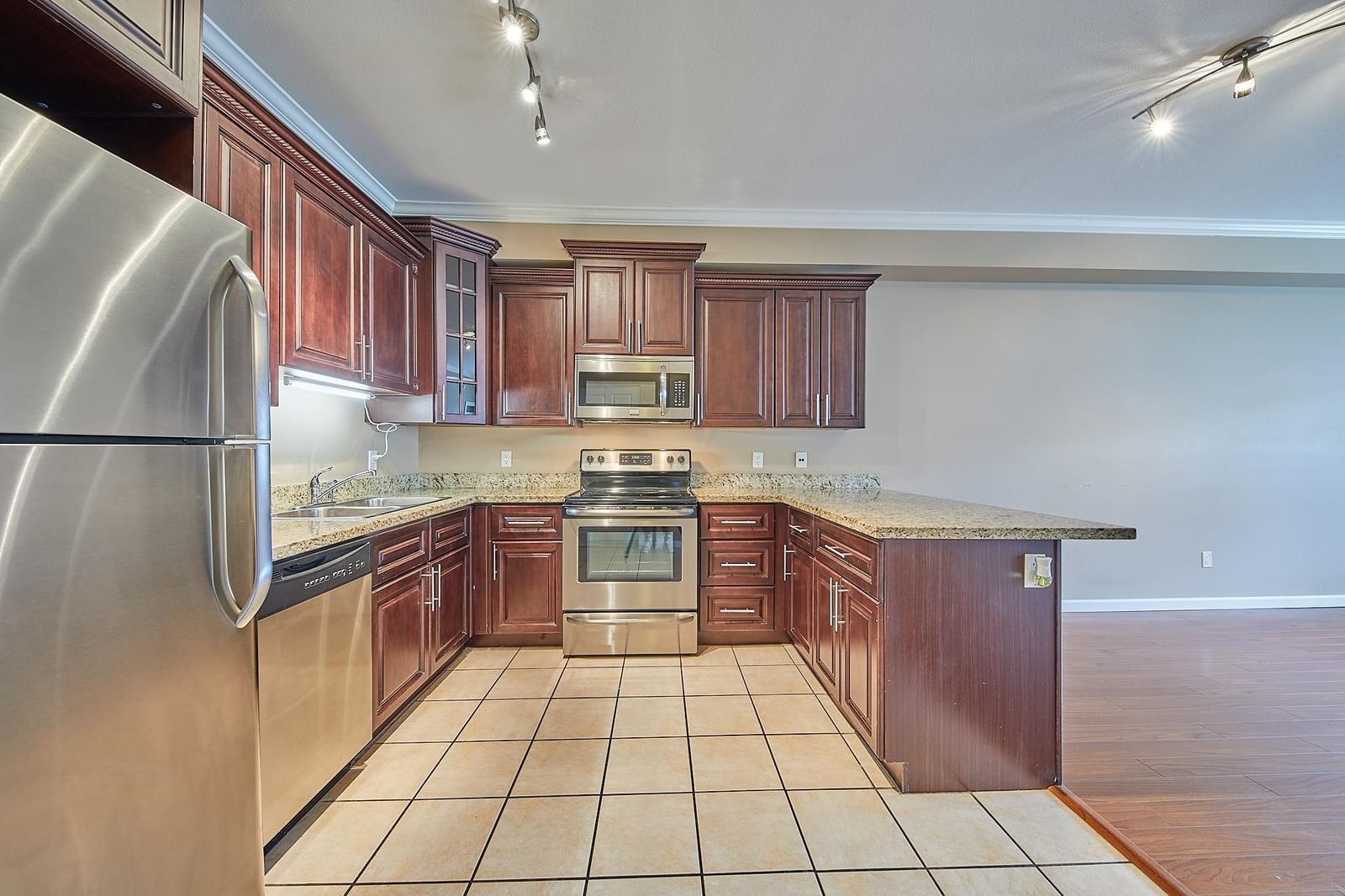 Listing Image 4