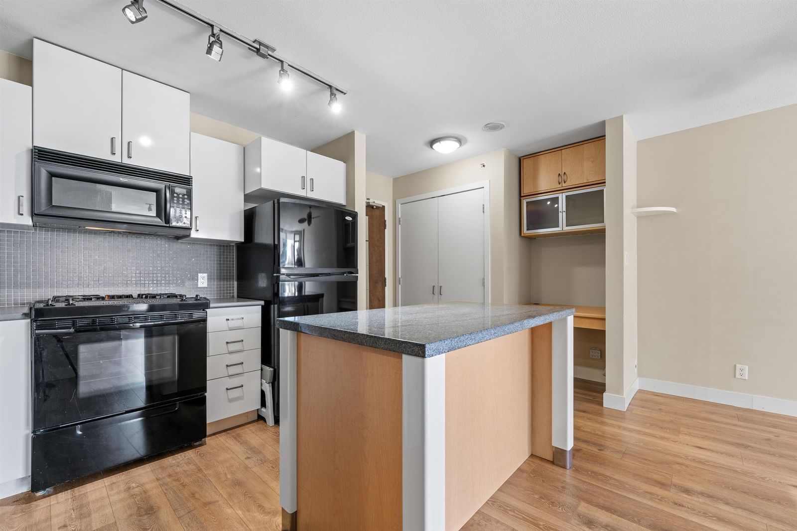 Listing Image 11