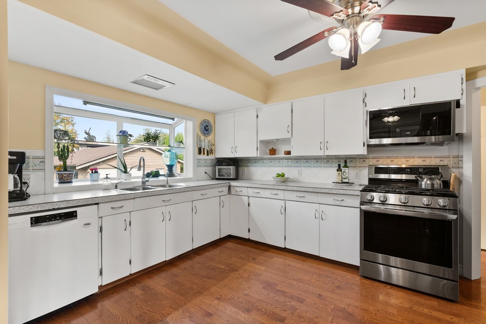 Listing Image 11