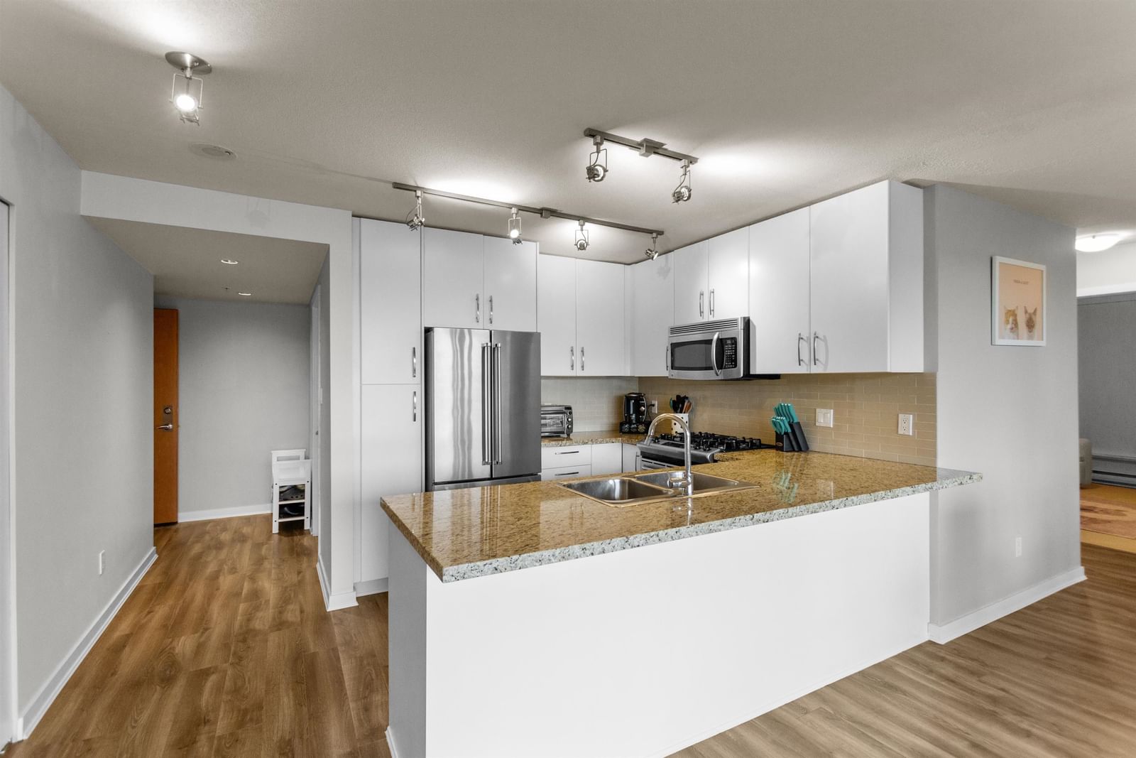 Listing Image 4
